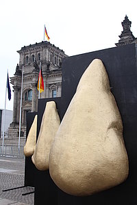 Ein Teil der sieben goldene Nasen vor dem Deutschen Bundestag in Berlin