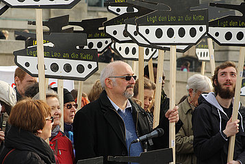 Aufschrei-Sprecher Jürgen Grässlin und andere Aktive mit Panzerattrappen in Berlin vor dem Reichstag