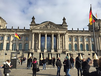 Aktivisten der Aktion Aufschrei vor den sieben goldene Nasen vor dem Deutschen Bundestag in Berlin
