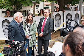Mahnwache vor dem Landgericht in Stuttgart, Mai 2018. Foto: © Ohne Rüstung Leben 