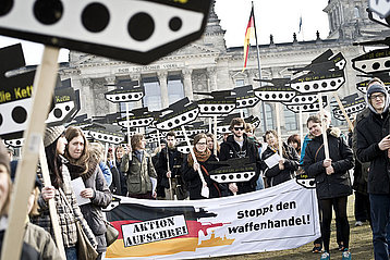Aktive mit Panzerattrappen und Transparenten in Berlin vor dem Reichstag