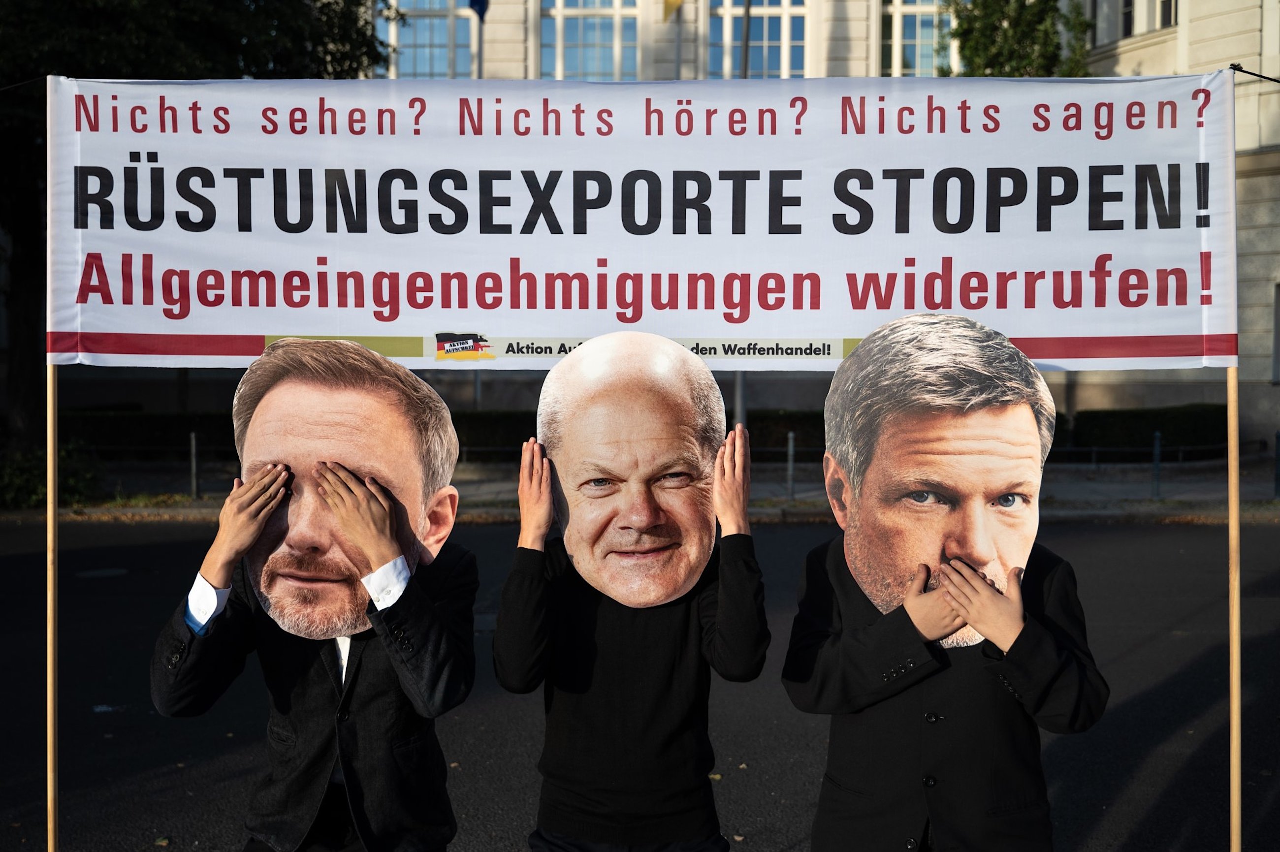 Drei Personen mit Masken von Bundeskanzler Scholz, Wirtschaftsminister Habeck und Finanzminister Lindner, die sich Augen, Ohren und Mund zuhalten, in Anlehnung an die drei Affen, die nichts sehen, hören und sagen.Foto: Hendrik Haßel