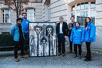 Copyright: Aktion gegen den Hunger / Andi Weiland Aktion gegen den Hunger übergibt 52.000 Unterschriften der Petition „Waffenexporte stoppen, Hunger beenden“ an Staatssekretär Sven Giegold.