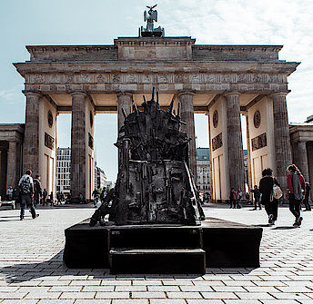 Der „Waffenthron“, bestehend aus Nachbildungen von Kleinwaffen, vor dem Brandenburger Tor