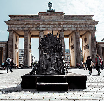 Der „Waffenthron“, bestehend aus Nachbildungen von Kleinwaffen, vor dem Brandenburger Tor